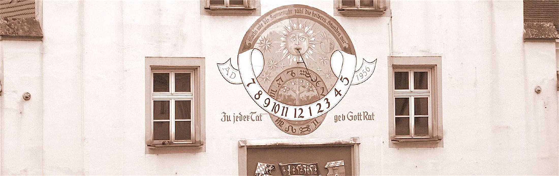 Sonnenuhr am Alten Rathaus in Deggendorf, wenige Schritte von der Kanzlei entfernt