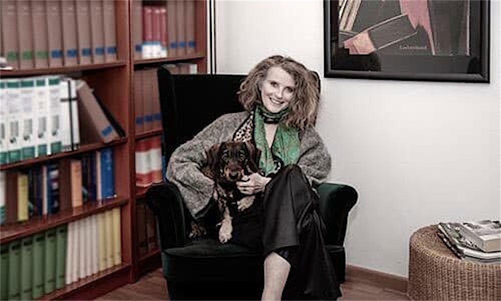 Stefanie Trautwein mit Dackel Toni im Sessel