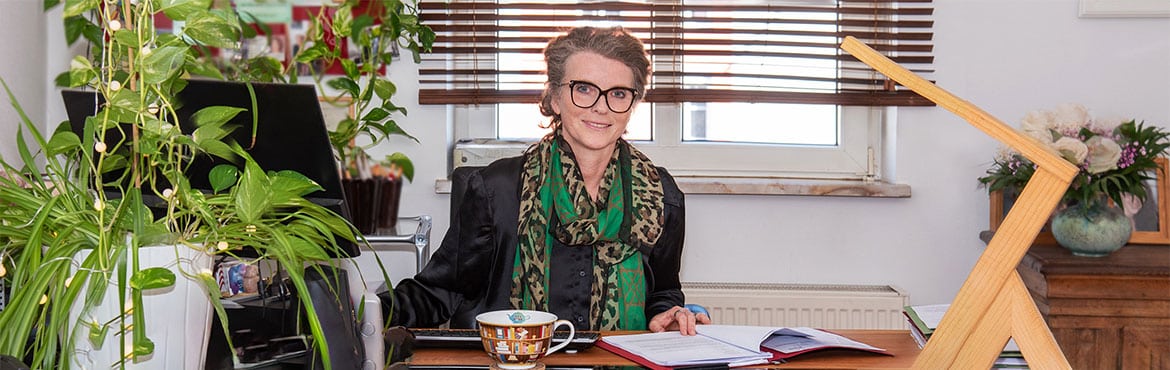 Stefanie Trautwein am Schreibtisch ihrer Kanzlei